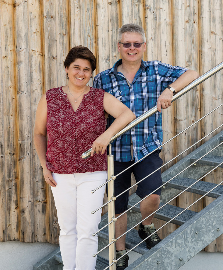 Familie Braun vor dem Ferienhaus Steinlohe